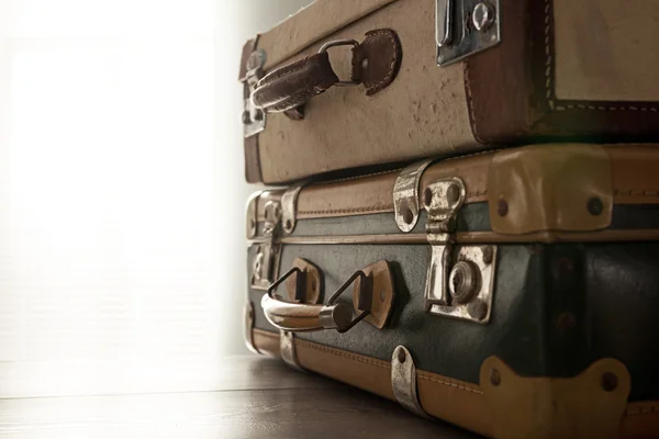 Travelling with a vintage suitcase — Stock Photo, Image