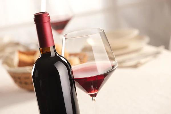 Copo de vinho e garrafa ainda vida — Fotografia de Stock