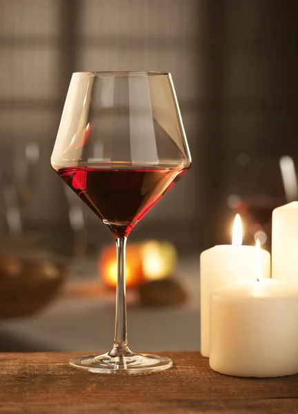 Červené víno se svíčkami — Stock fotografie