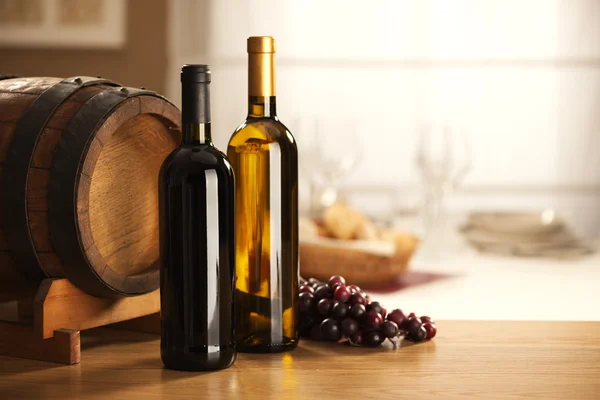Weinauswahl mit Fass und Trauben — Stockfoto