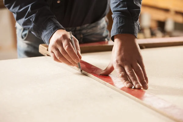 Tischler bei der Arbeit — Stockfoto