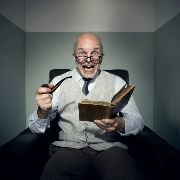 Senior lezen in zijn woonkamer — Stockfoto