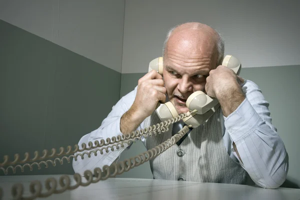 Überlasteter Geschäftsmann am Telefon — Stockfoto