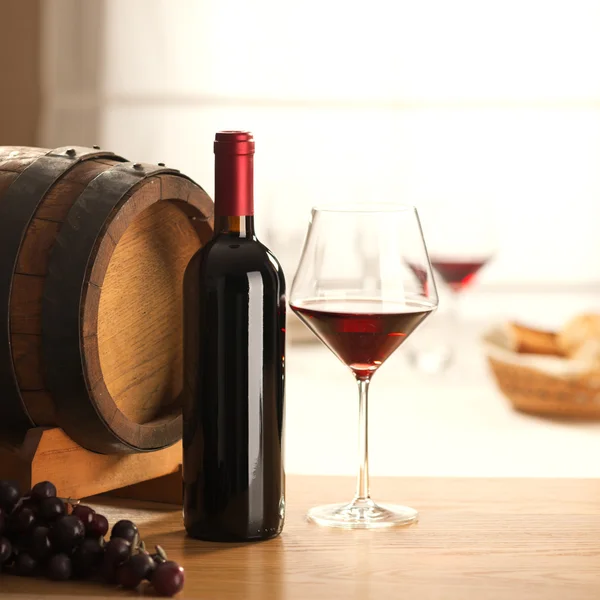 Copo de vinho e garrafa ainda vida — Fotografia de Stock