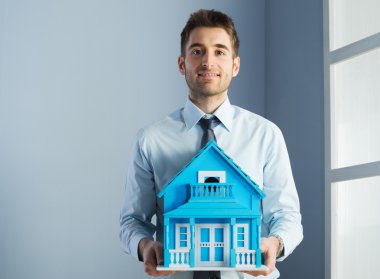 Emlakçı ile model evi