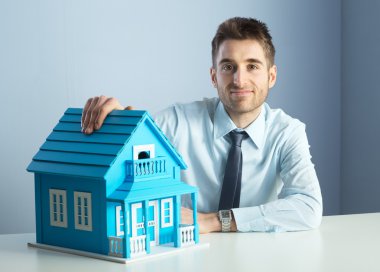 Emlakçı ile model evi