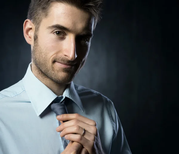 Adjusting necktie — Stock Photo, Image