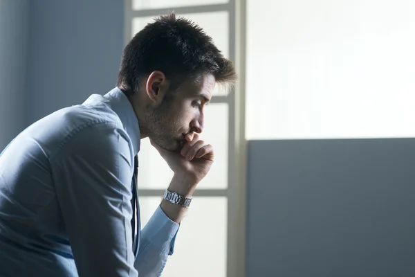 Cansado homem de negócios pensativo — Fotografia de Stock