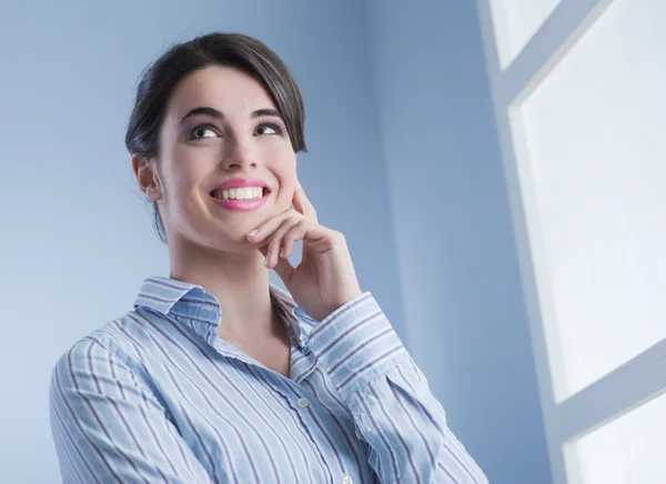 Mujer atractiva sonriendo —  Fotos de Stock