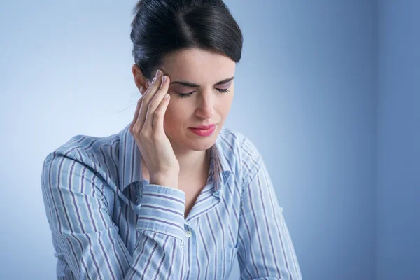 Mujer con dolor de cabeza — Foto de Stock