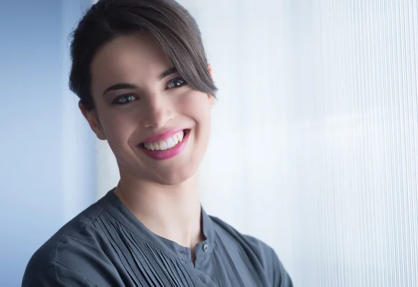 Jovem mulher sorrindo — Fotografia de Stock