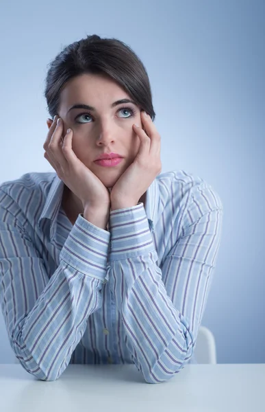 Mujer pensativa mirando hacia arriba —  Fotos de Stock