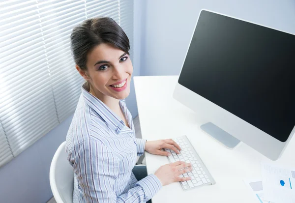 Linda mujer de negocios sonriendo en el escritorio — Foto de Stock