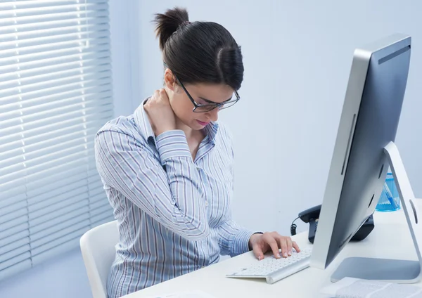 Tired businesswoman with neck pain — Stock Photo, Image