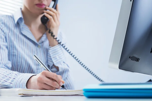 Werken op de telefoon — Stockfoto