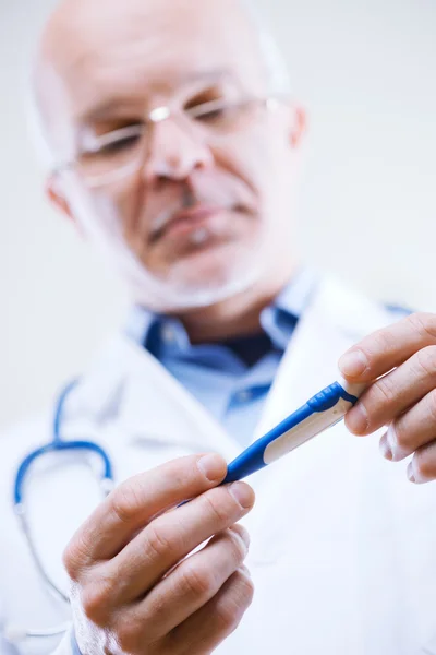 Doctor measuring temperature — Stock Photo, Image