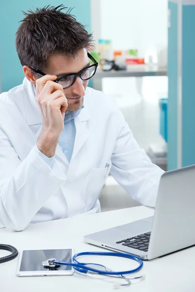 Dokter werkt aan zijn bureau. — Stockfoto