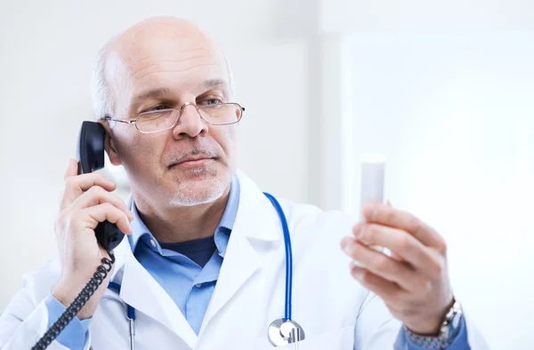 Arzt am Telefon — Stockfoto