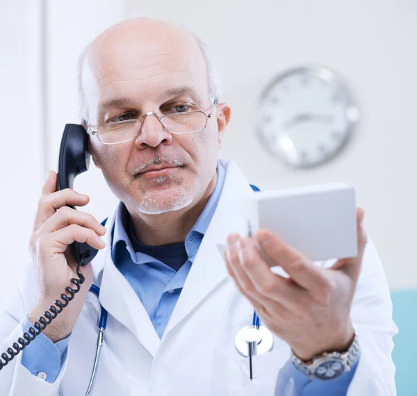 Dokter aan de telefoon. — Stockfoto