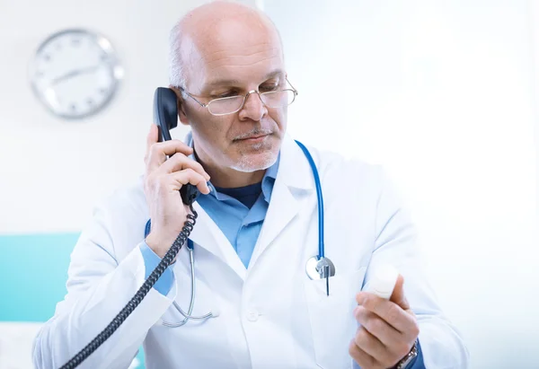 Doctor on the phone — Stock Photo, Image