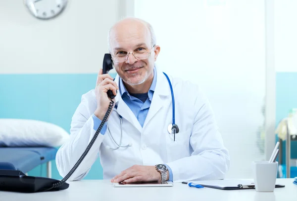 Doctor on the phone — Stock Photo, Image