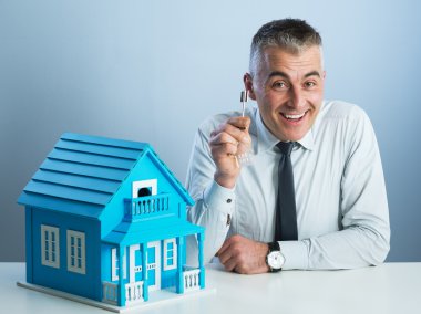 Emlakçı ile model evi