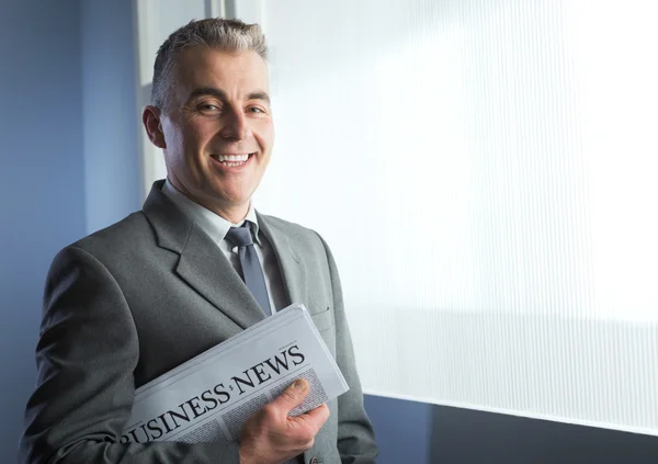 Geschäftsmann hält Zeitung — Stockfoto