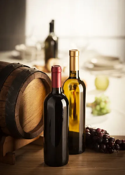 Selección de vinos con barril y uvas — Foto de Stock