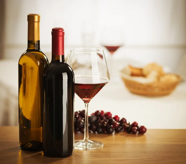 Vin glas och flaska stilleben — Stockfoto