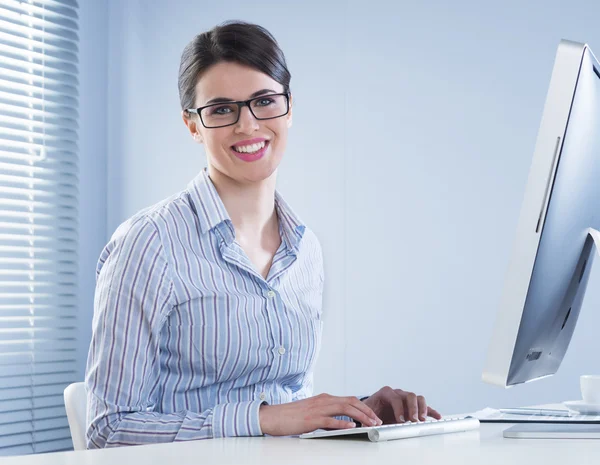 Söt affärskvinna leende på skrivbord — Stockfoto
