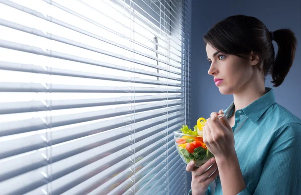 Jovem mulher comendo salada — Fotografia de Stock