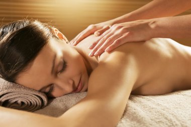 Spa'da rahatlatıcı sırt masajı