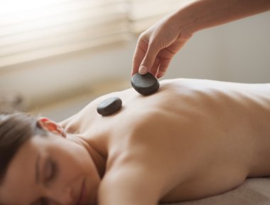 Sıcak taş spa merkezinde masaj