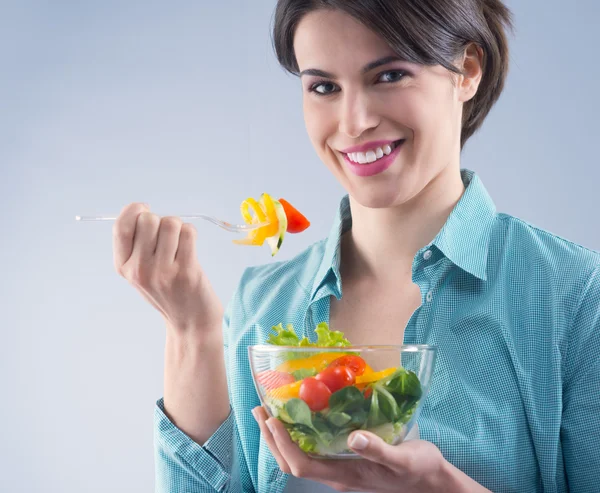 Mujer joven comiendo ensalada —  Fotos de Stock