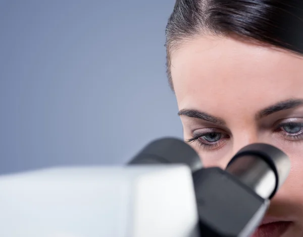 Vrouwelijke onderzoeker met behulp van Microscoop close-up — Stockfoto