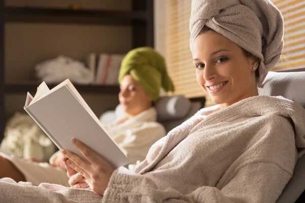 Hermosas mujeres en el spa — Foto de Stock