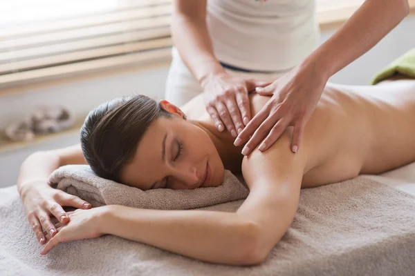 Relaxing back massage at spa — Stock Photo, Image