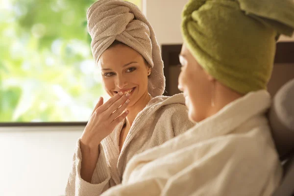Mulheres que gostam de tratamentos de spa . — Fotografia de Stock