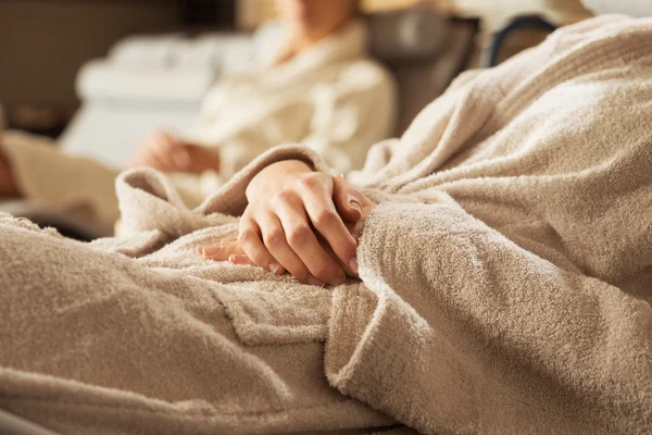 Mulheres relaxando no spa — Fotografia de Stock