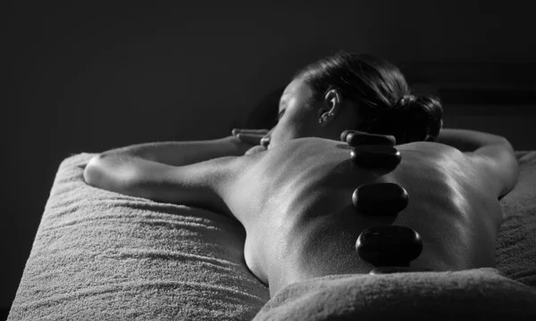 Sıcak taş spa merkezinde masaj — Stok fotoğraf