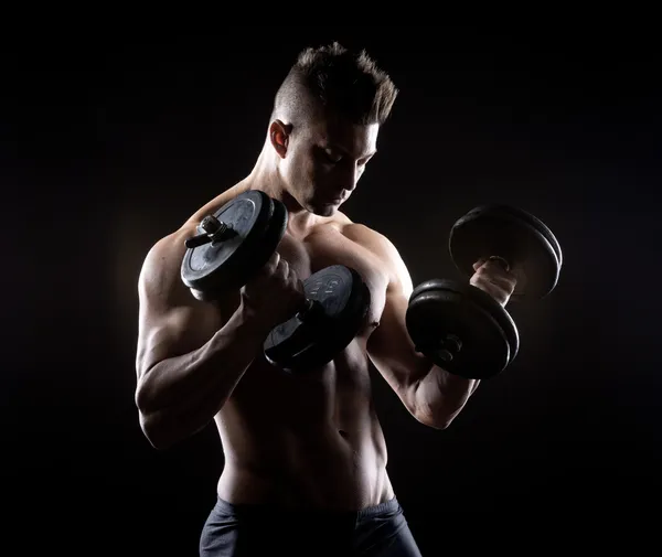 Muscular hombre levantamiento de pesas — Foto de Stock