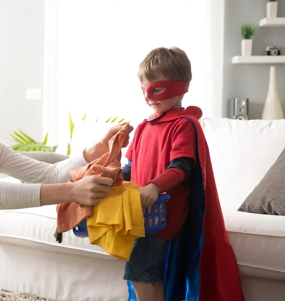 Super-herói ajudando com a lavanderia — Fotografia de Stock