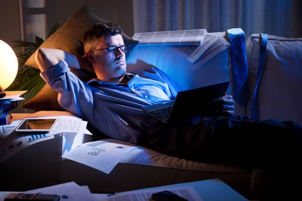 Travailler tard dans la nuit — Photo