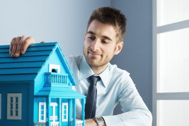 Emlakçı ile model evi