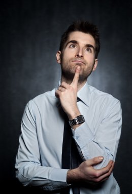 Genç adam düşünüyor.