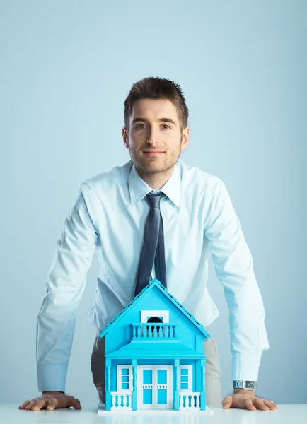 Agente immobiliare con casa modello — Foto Stock