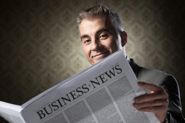 Empresário Segurando Jornal — Fotografia de Stock