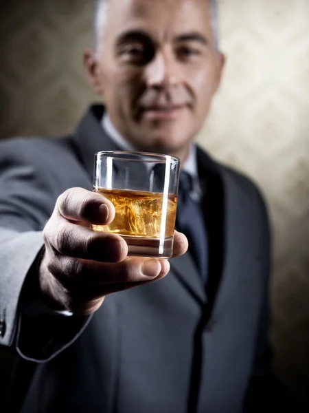 Homme d'affaires vintage tenant un verre de whisky — Photo