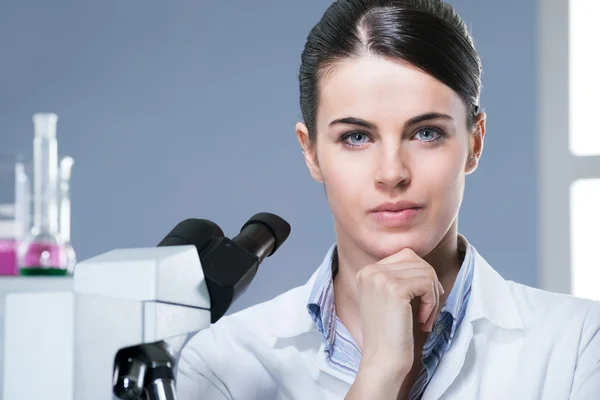 Vrouwelijke onderzoeker in de scheikunde lab — Stockfoto