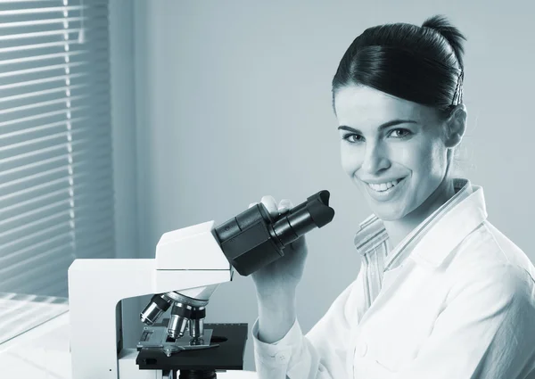 Female researcher working with microscope — Stock Photo, Image